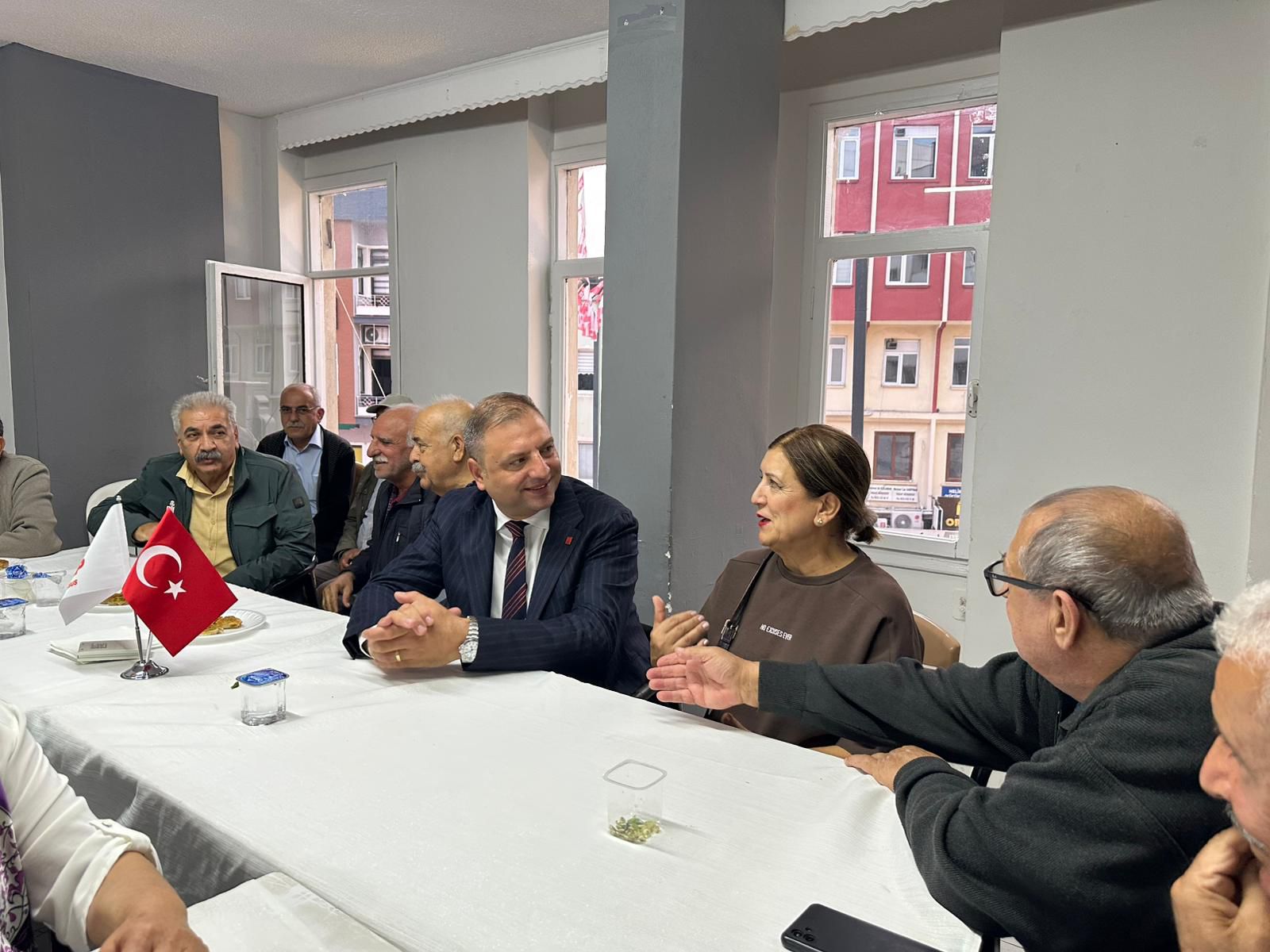 CHP TARSUS' İLÇE BAŞKANLIĞI’NDAN ÖĞRETMENLER GÜNÜ’NE ÖZEL “5 ÇAYI” BULUŞMASI 