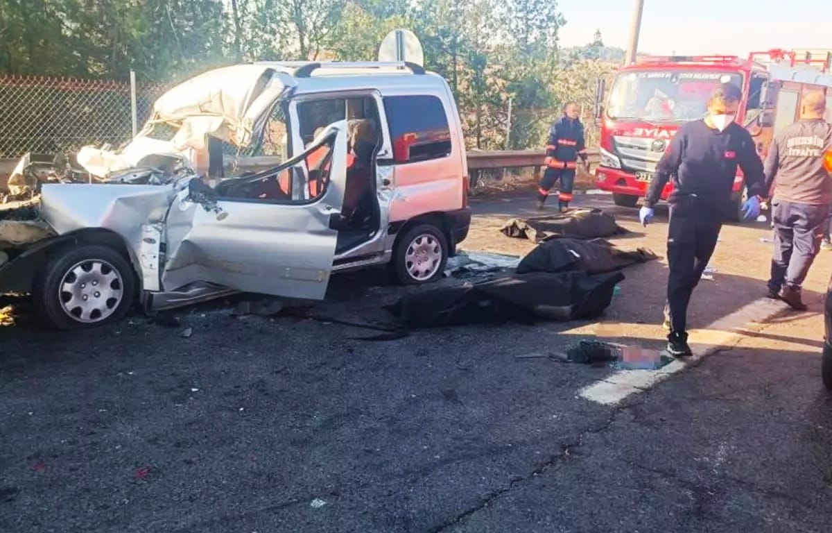 TARSUS'TA ' TRAFİK KAZASINDA 3 KİŞİ ÖLDÜ 