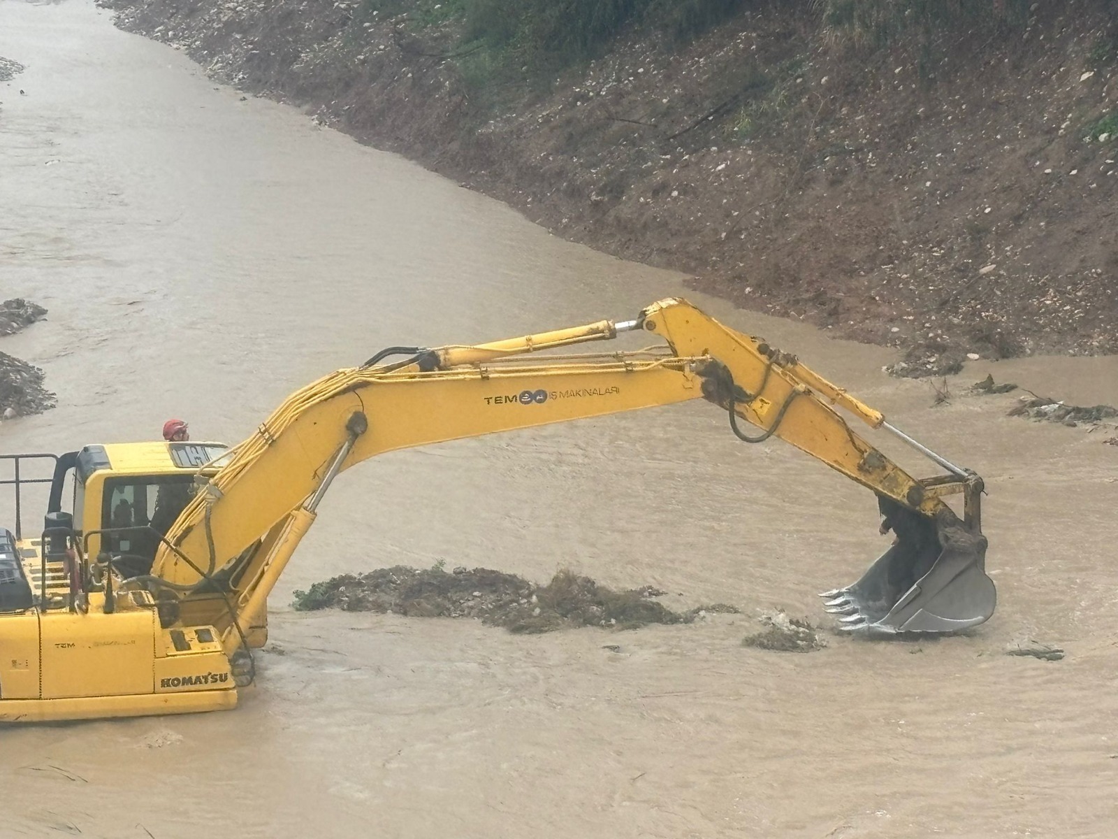 DELiÇAY’DA MAHSUR KALAN VATANDAŞI MERSİN BÜYÜKŞEHİR İTFAİYESİ KURTARDI