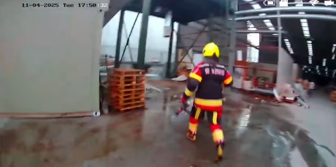 MERSİN BÜYÜKŞEHİR İTFAİYESİNİN HIZLI VE ETKİLİ MÜDAHALESİYLE TALAŞ SİLOSU YANGINI SÖNDÜRÜLDÜ