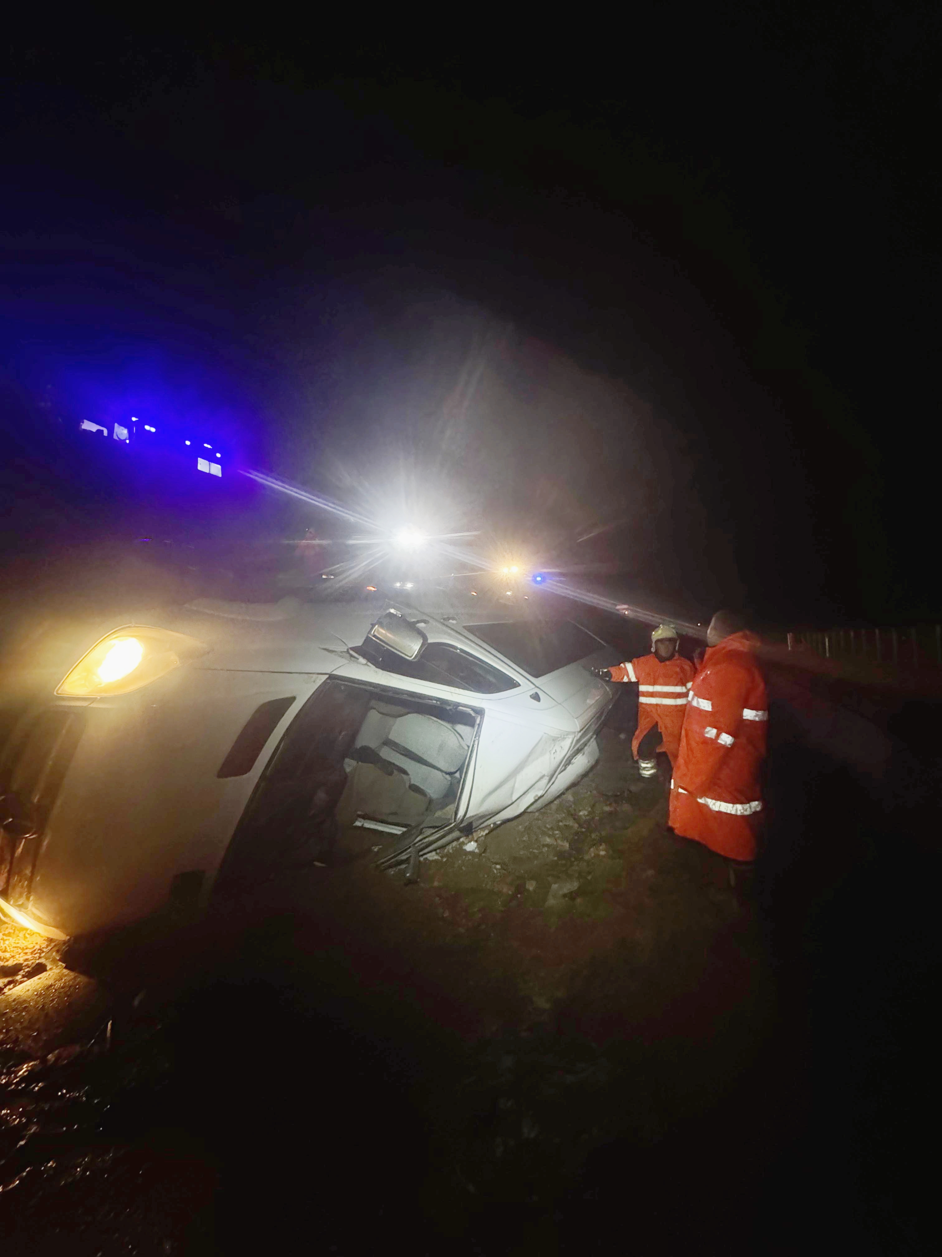 SERVİS MİNİBÜSÜ UÇURUMDAN YUVARLANDI: 13 KİŞİ YARALANDI