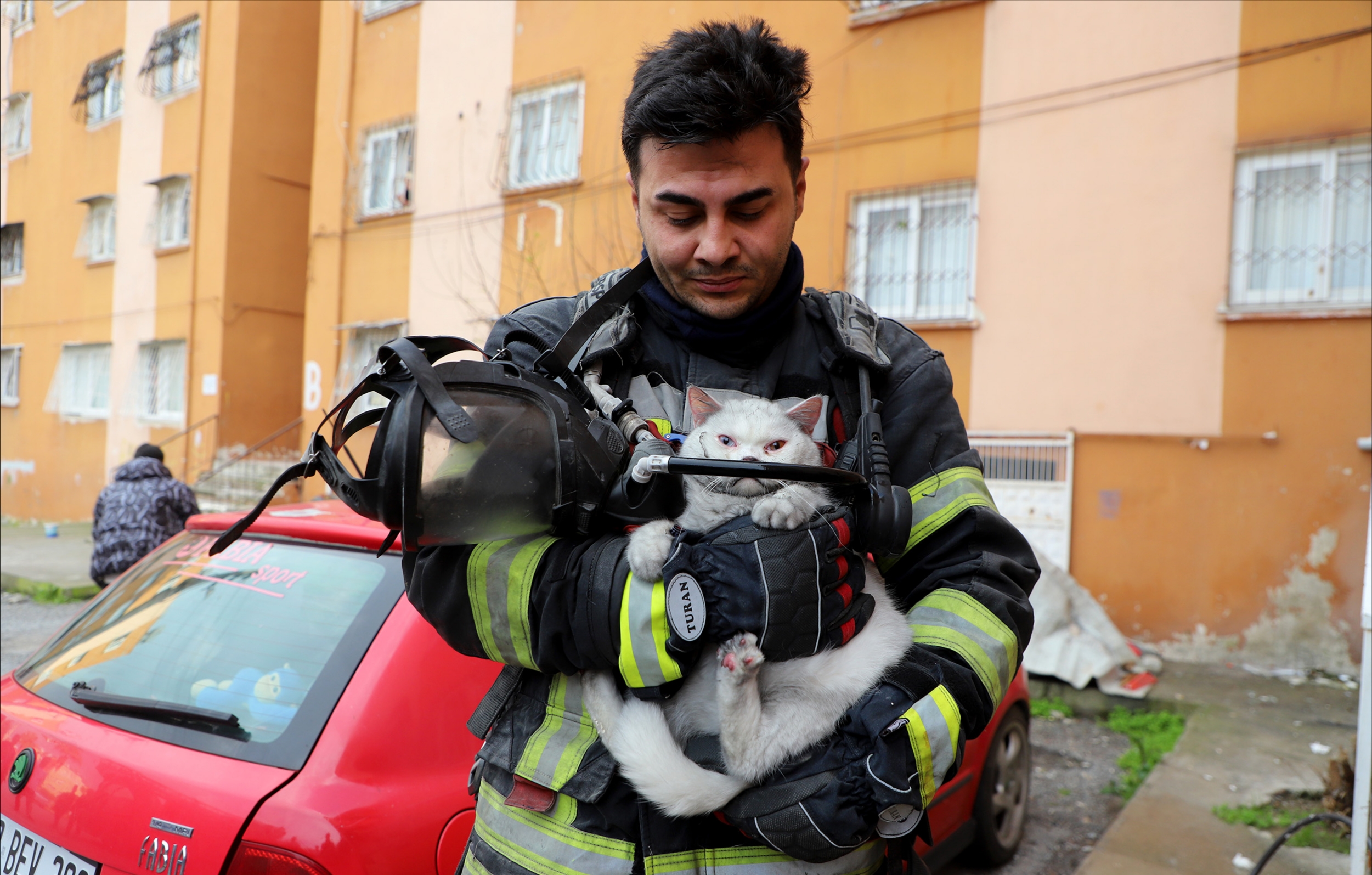 ALEVLERİN ARASINDA BİR CAN: İTFAİYE HAMİLE KEDİYİ KURTARDI