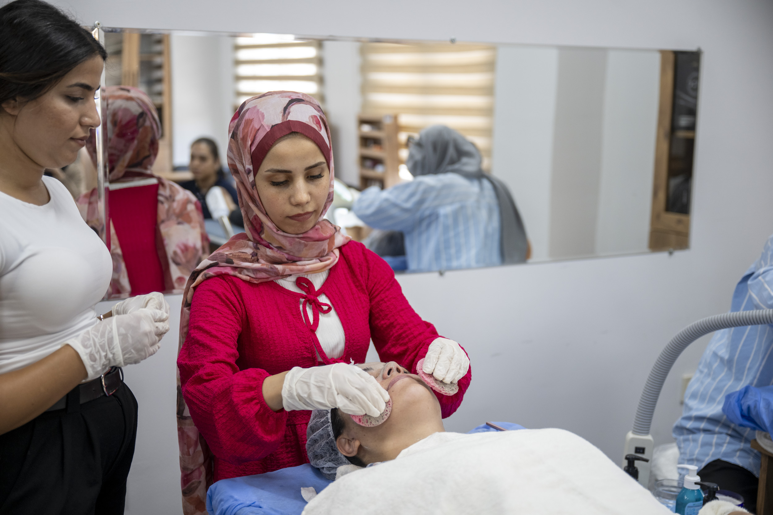 KADINLAR ‘CİLT BAKIMI’ KURSUYLA HEM ÖĞRENİYOR HEM GÜÇLENİYOR