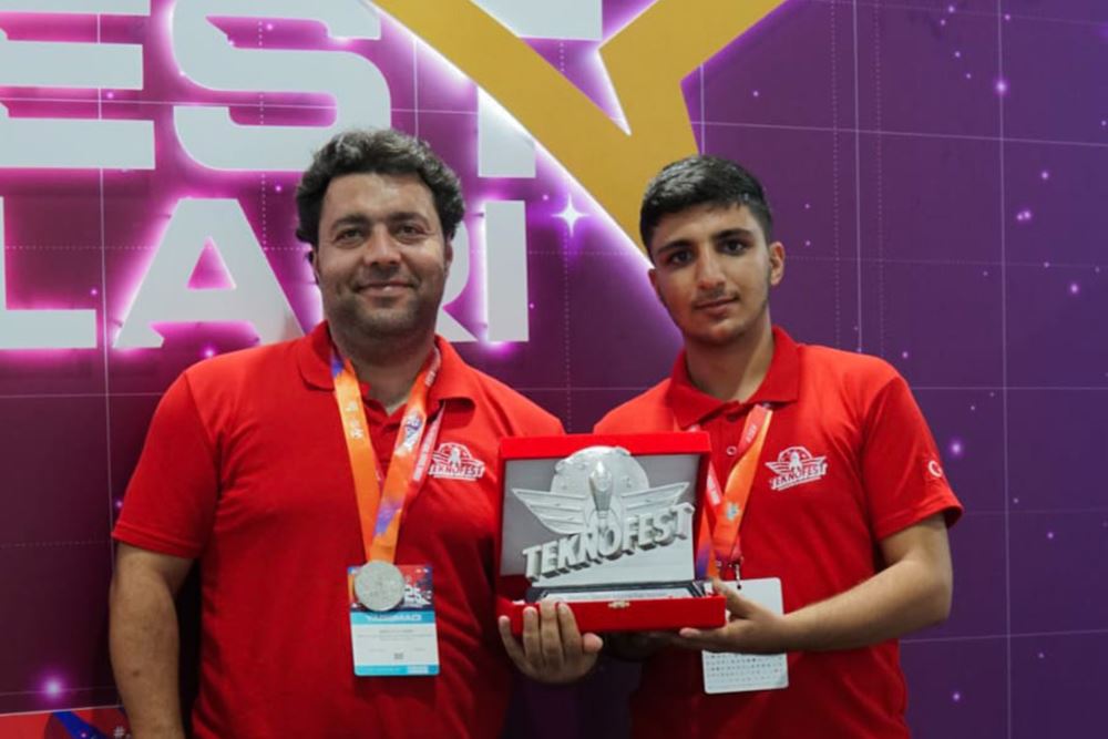 TARSUS ÜNİVERSİTESİ ÖĞRENCİSİ TEKNOFEST 2025’TE TÜRKİYE İKİNCİSİ OLDU