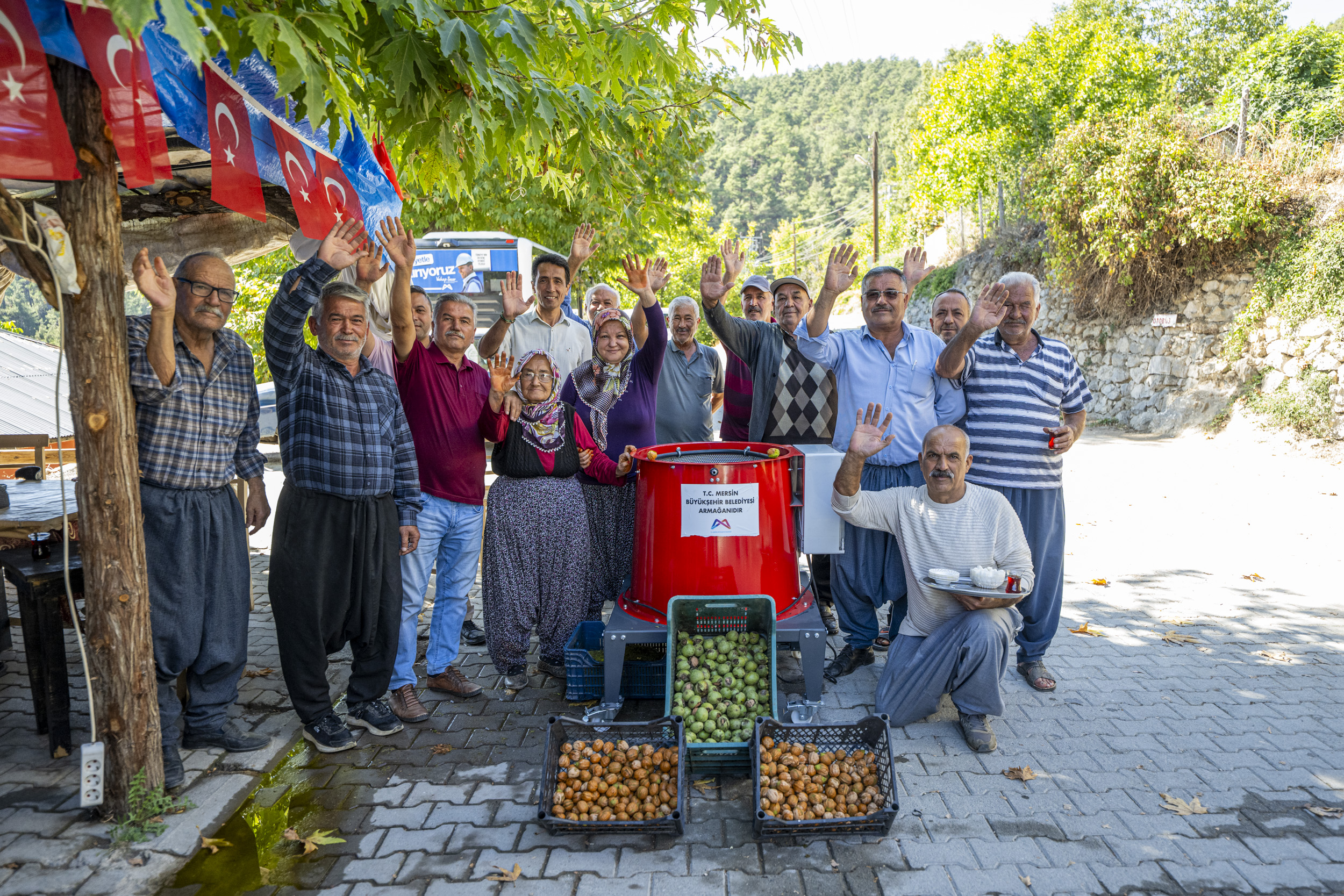 ÜRETİCİLERE ‘CEVİZ SOYMA MAKİNESİ’ DESTEĞİ