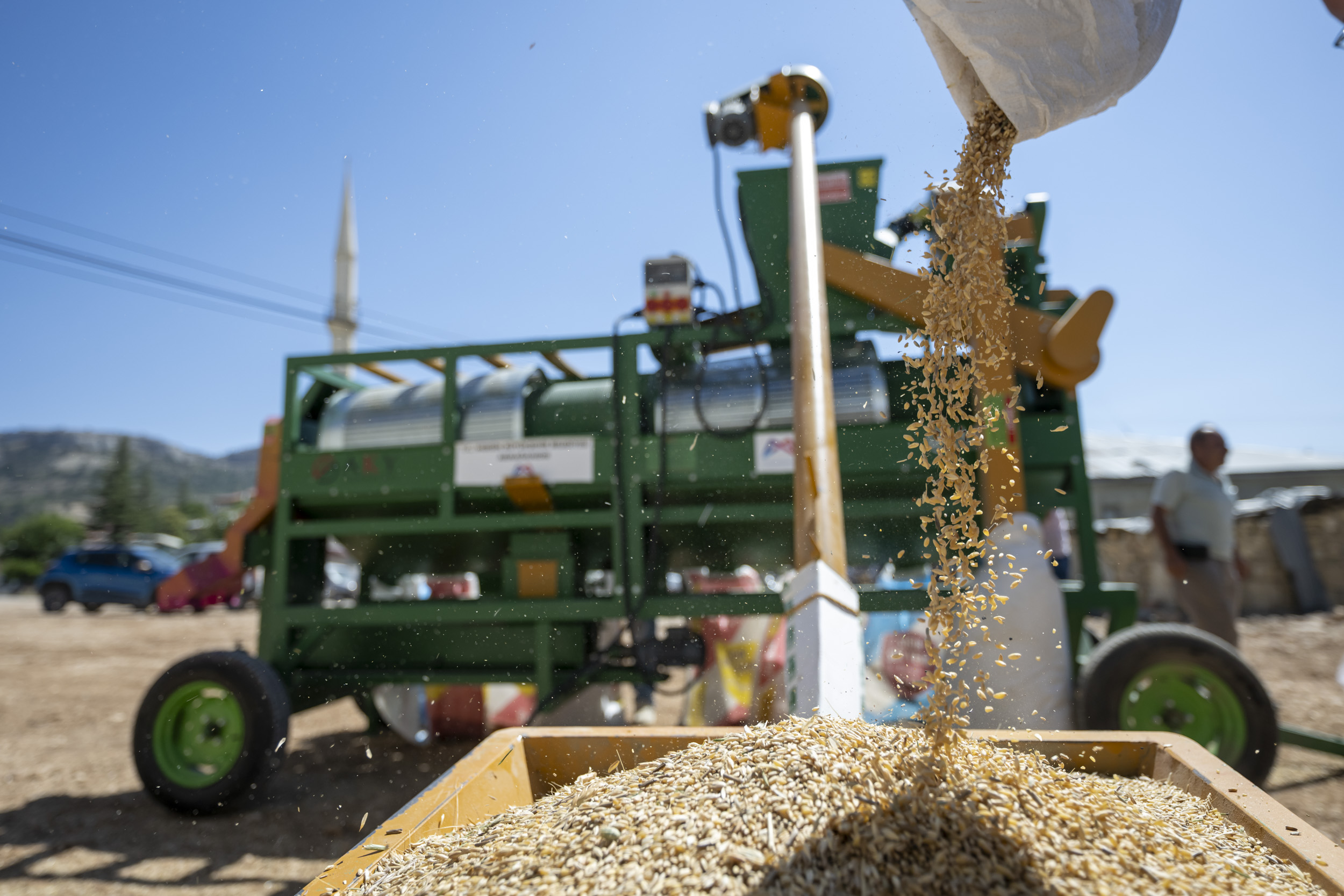 MERSİN BÜYÜKŞEHİR’DEN ÜRETİCİLERE ‘TOHUM ELEME MAKİNESİ’ DESTEĞİ