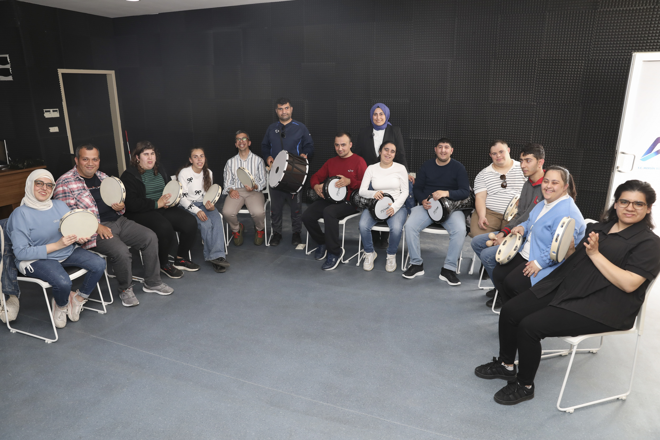 ENGELLERİ BU KEZ MÜZİĞİN RİTMİ İLE AŞIYOR