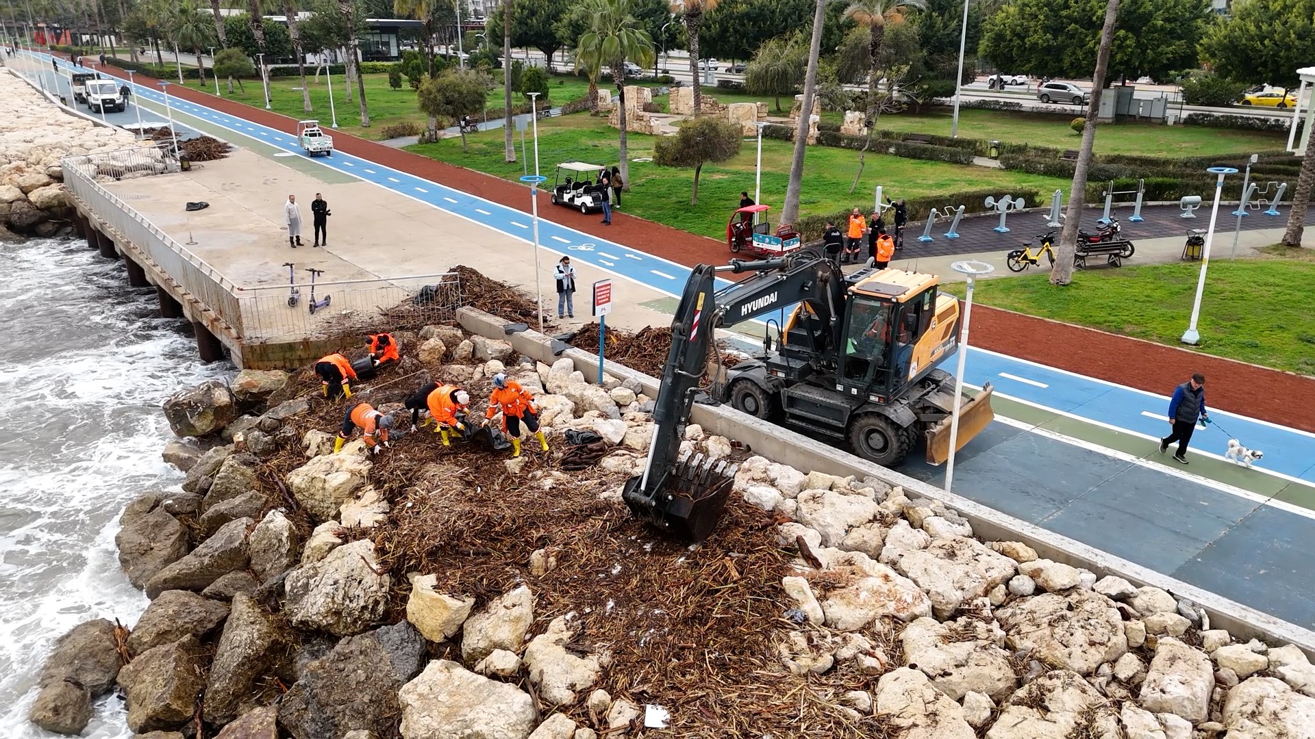 MERSİN BÜYÜKŞEHİR SELİN İZLERİNİ TÜM BİRİMLERİYLE SİLİYOR