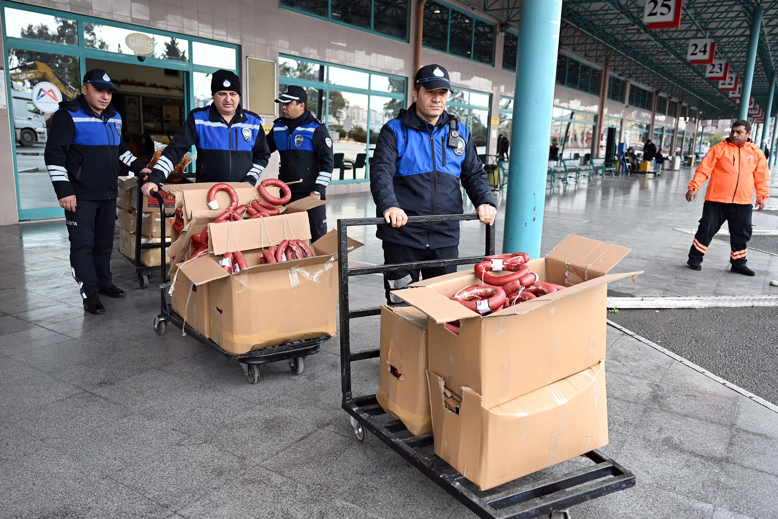 MERSİN BÜYÜKŞEHİR SAĞLIKSIZ KOŞULLARDA GIDA SEVKİYATINA GEÇİT VERMİYOR