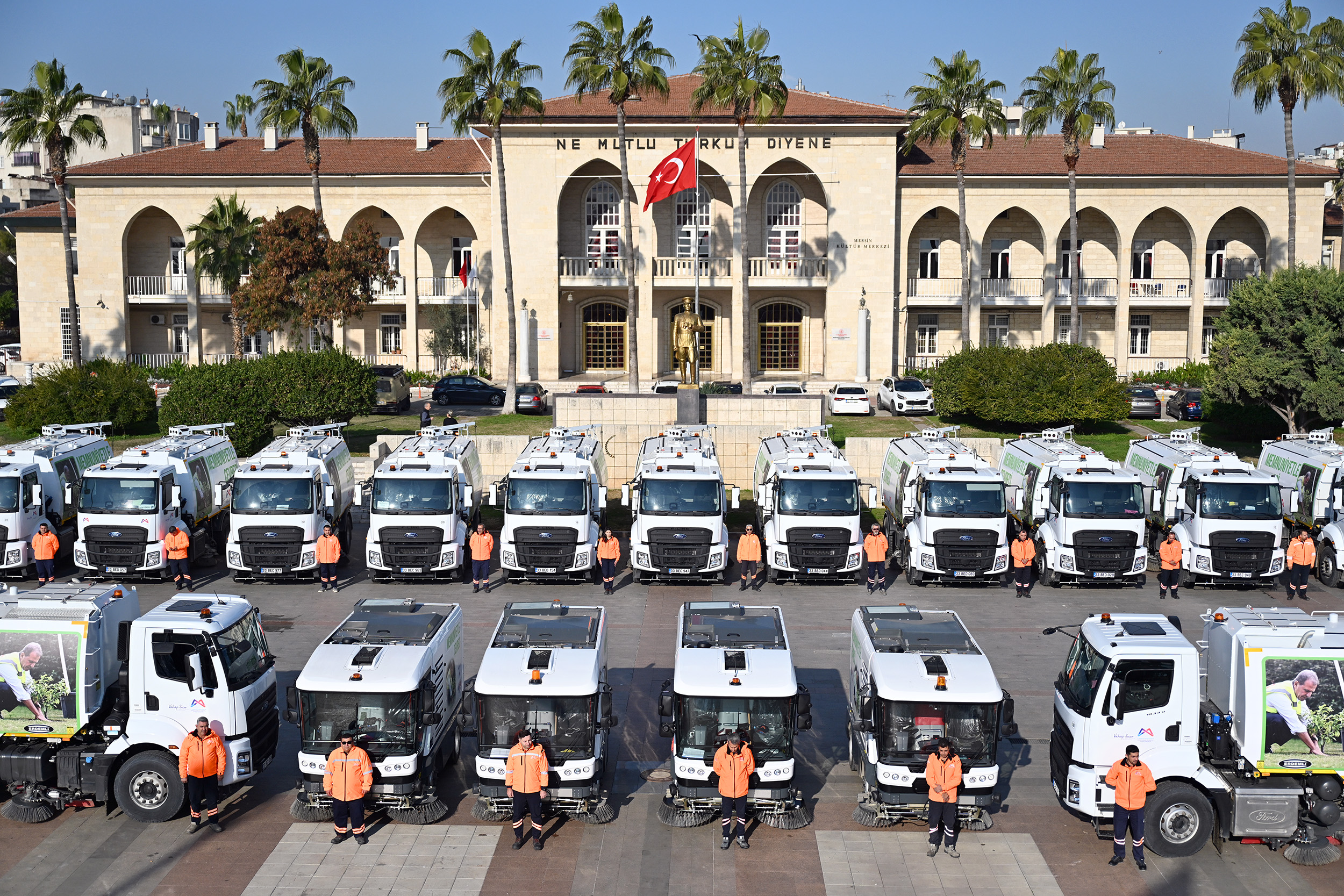 MERSİN BÜYÜKŞEHİR’İN TEMİZLİK ARAÇ FİLOSU’NA 22 BÜYÜK YOL SÜPÜRME ARACI EKLENDİ