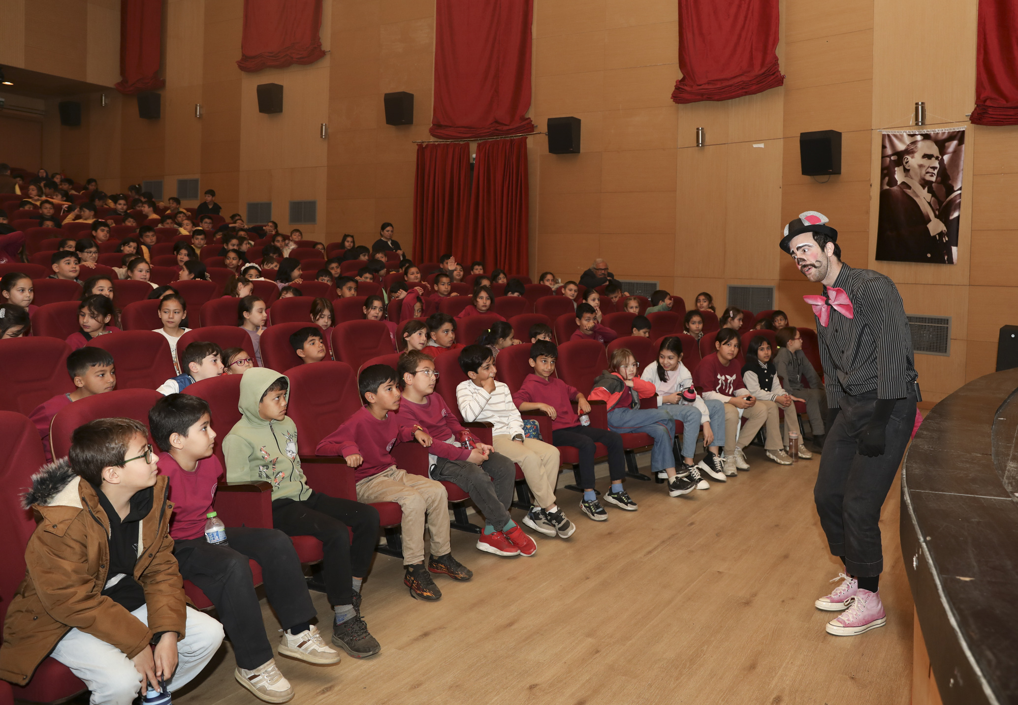 MERSİN ŞEHİR TİYATROSU “BİSKÜVİ ADAM” OYUNU İLE SİLİFKELİ MİNİKLERLE BULUŞTU