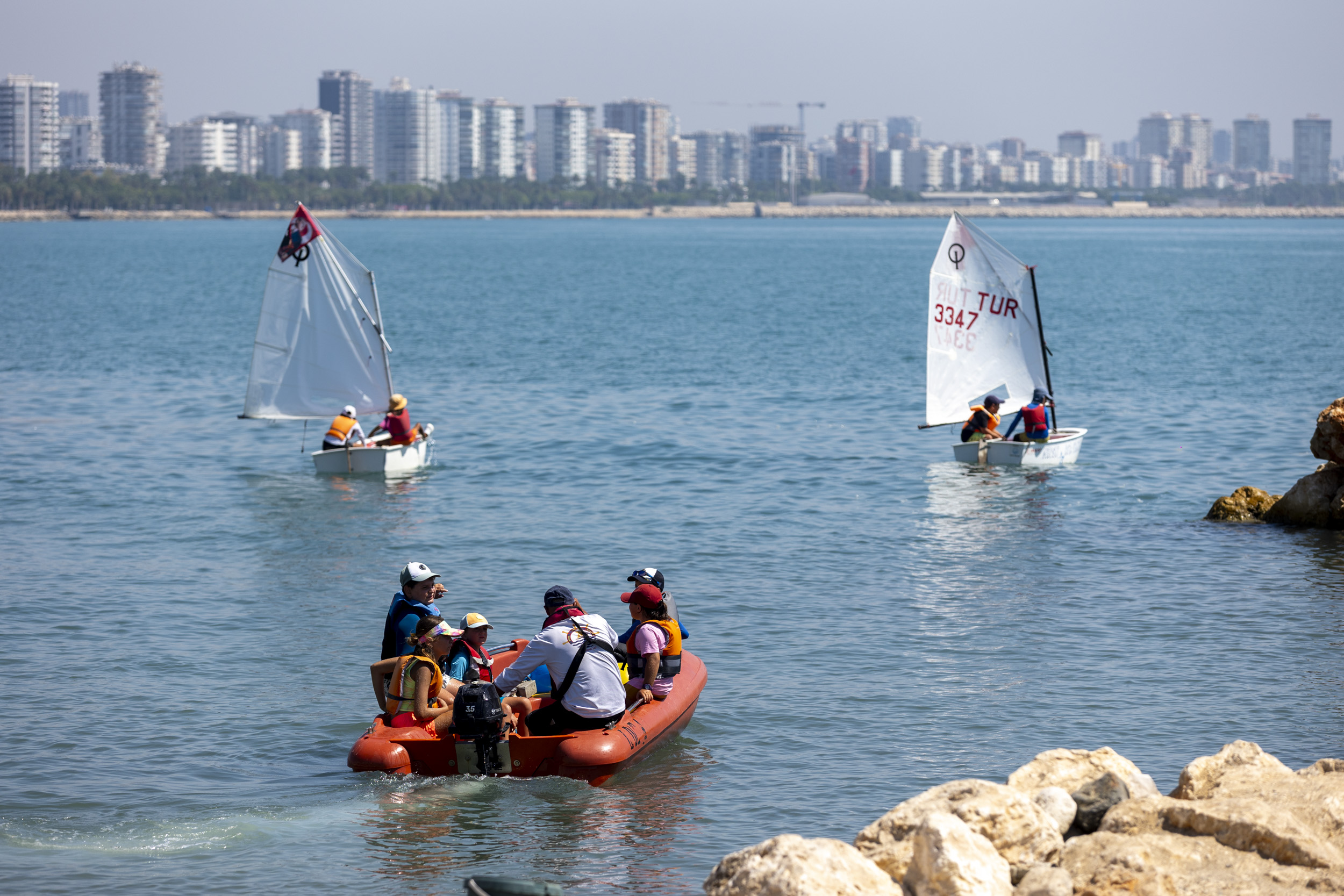 MERSİN’DE YELKEN TUTKUNLARININ DENİZLE BULUŞTUĞU NOKTA: BABİL SU SPORLARI MERKEZİ