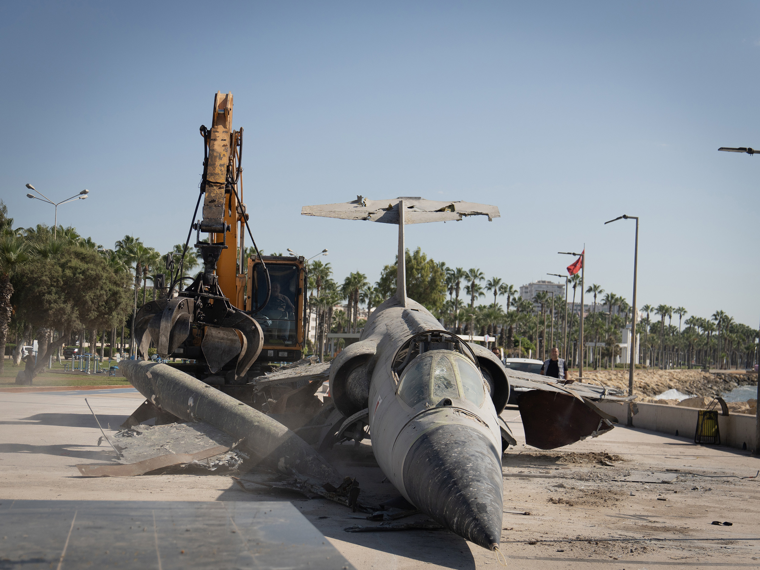 MERSİN’İN SİMGE UÇAĞI KOROZYON NEDENİYLE YERİNDEN KALDIRILDI