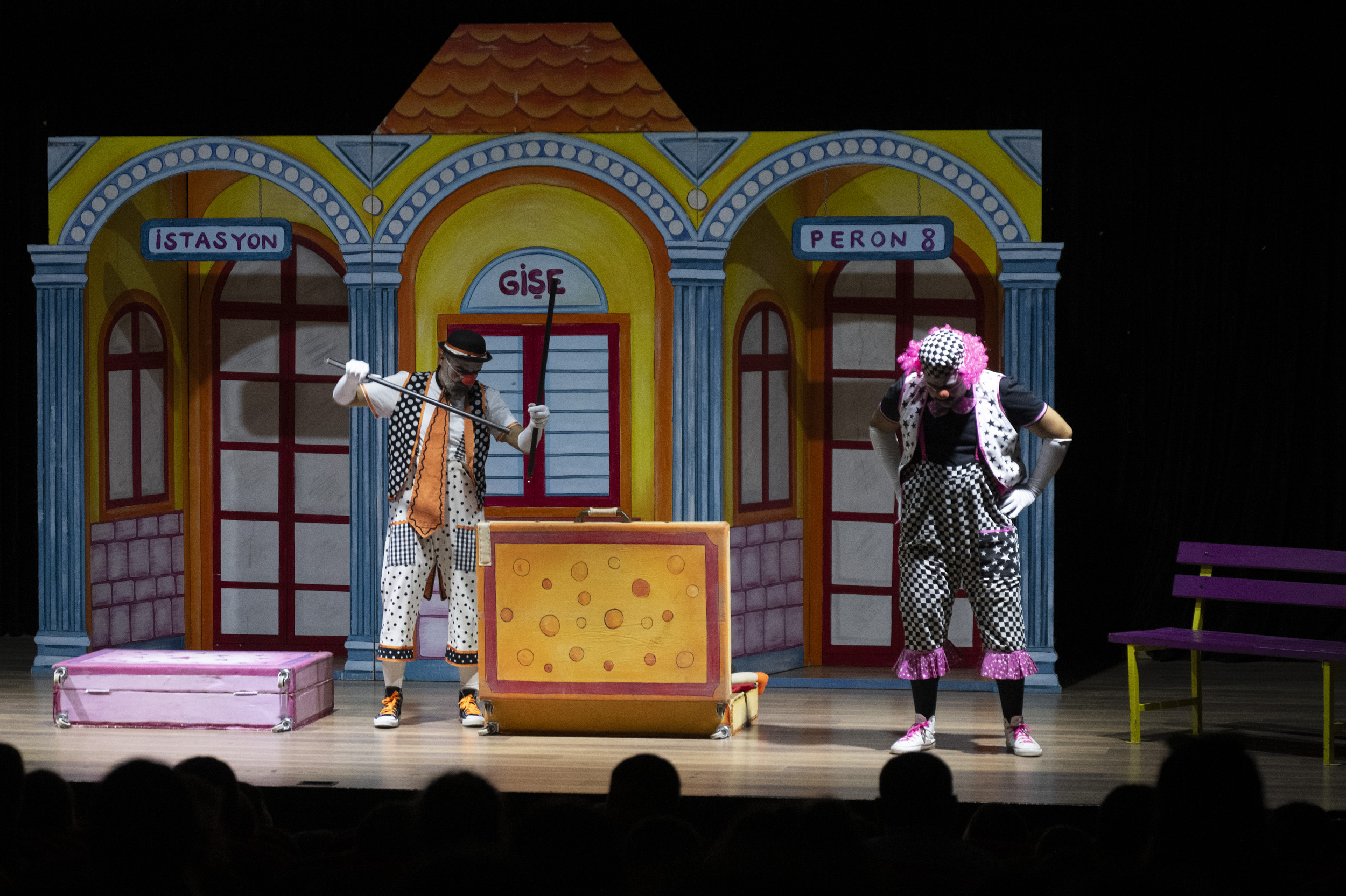 MERSİN ŞEHİR TİYATROSU ÇOCUKLAR İÇİN PERDELERİNİ AÇTI