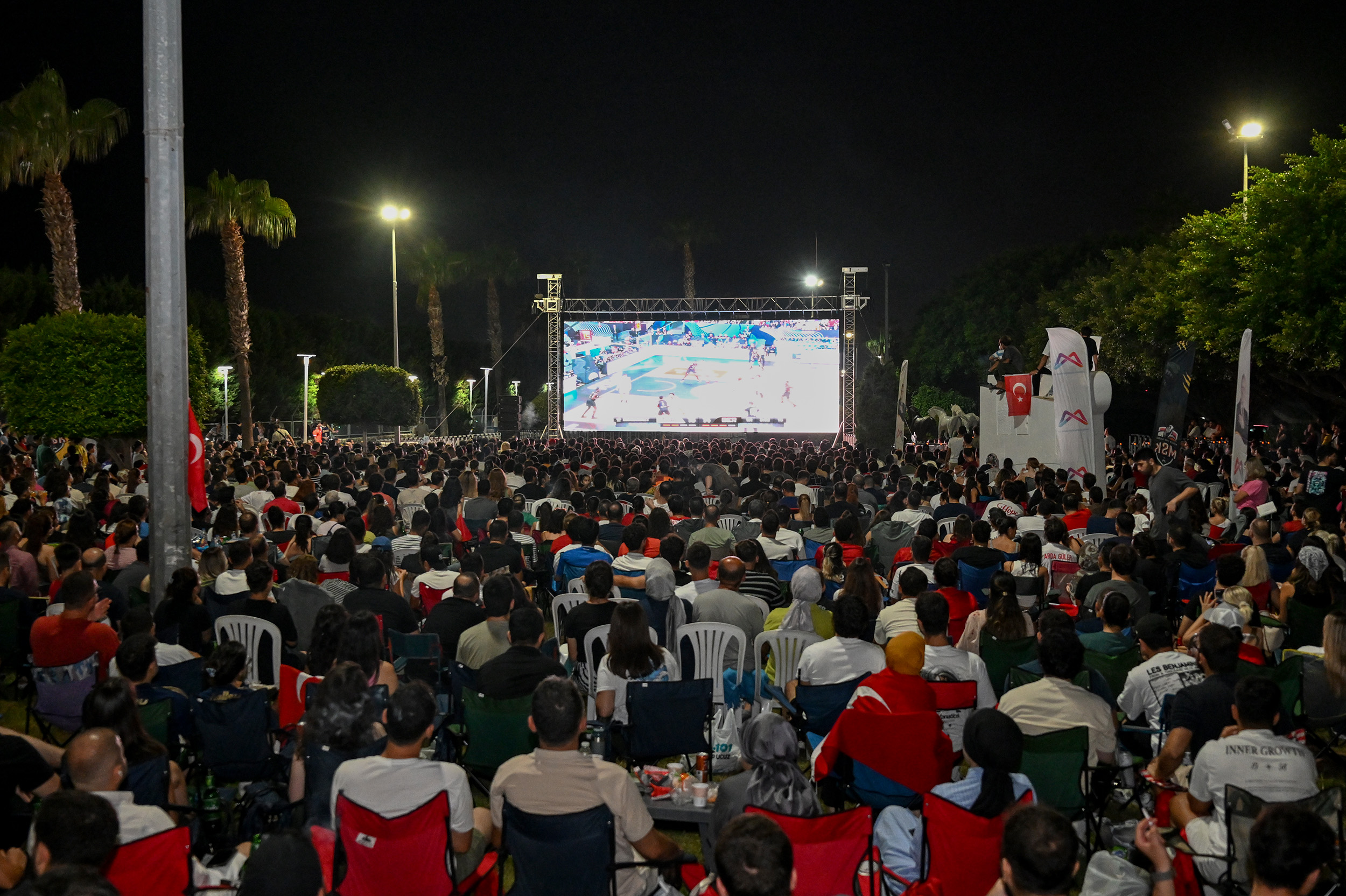 MERSİNLİLER DEV FİNAL HEYECANINI DEV EKRANDA İZLEDİ