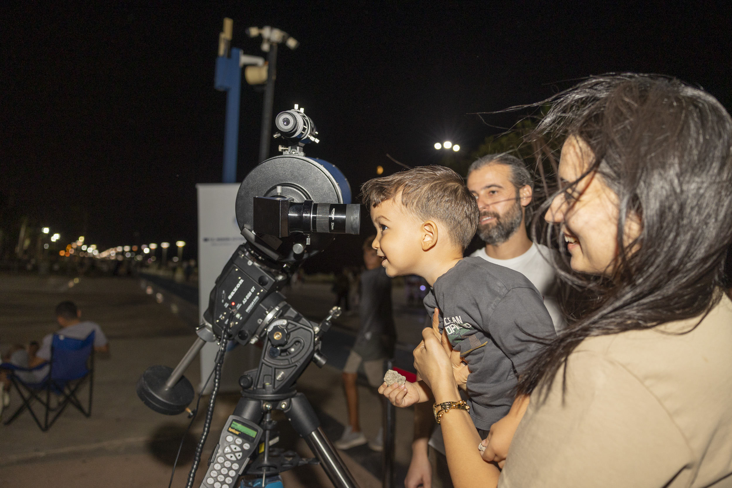 MERSİNLİLER ‘TAM AY TUTULMASI’NI BÜYÜKŞEHİR İLE SEYRETTİ