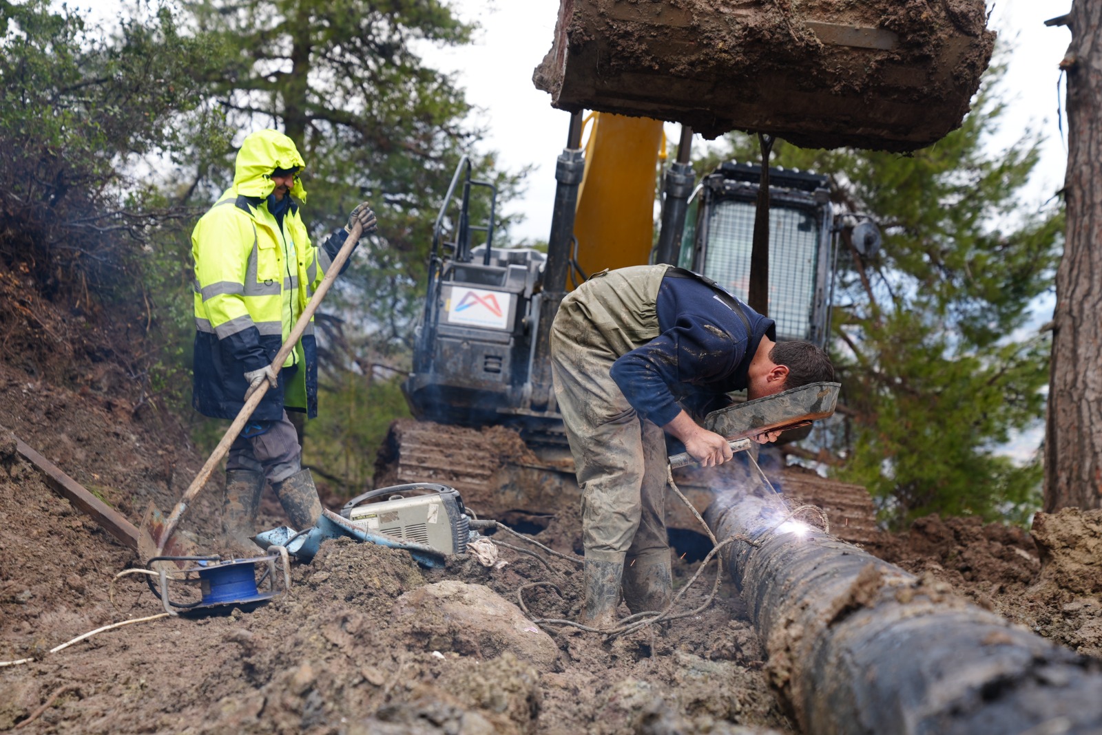 MESKİ’DEN HEYELAN SONRASI ZARAR GÖREN İÇME SUYU HATTINA ANINDA MÜDAHALE