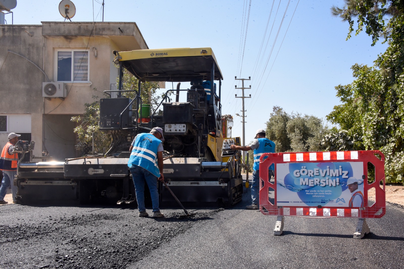 MESKİ, SICAK ASFALT KAPLAMA ÇALIŞMALARINA ARA VERMEDEN DEVAM EDİYOR