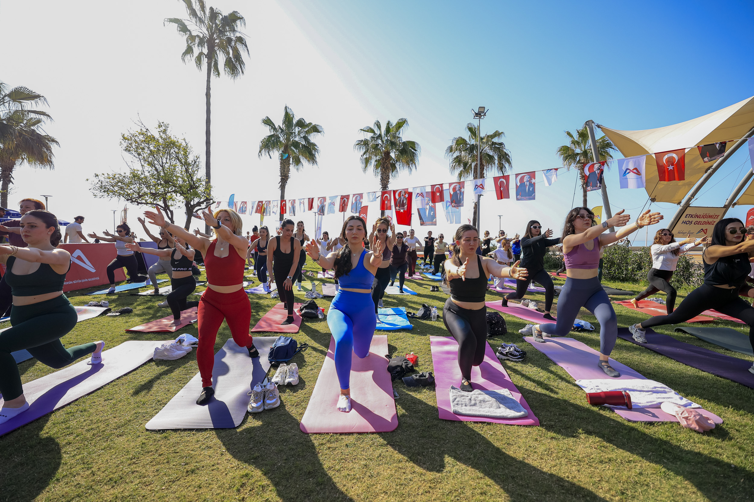 MERSİNLİLER BAHARIN ENERJİSİNİ SAHİLDE SPORLA YAŞADI