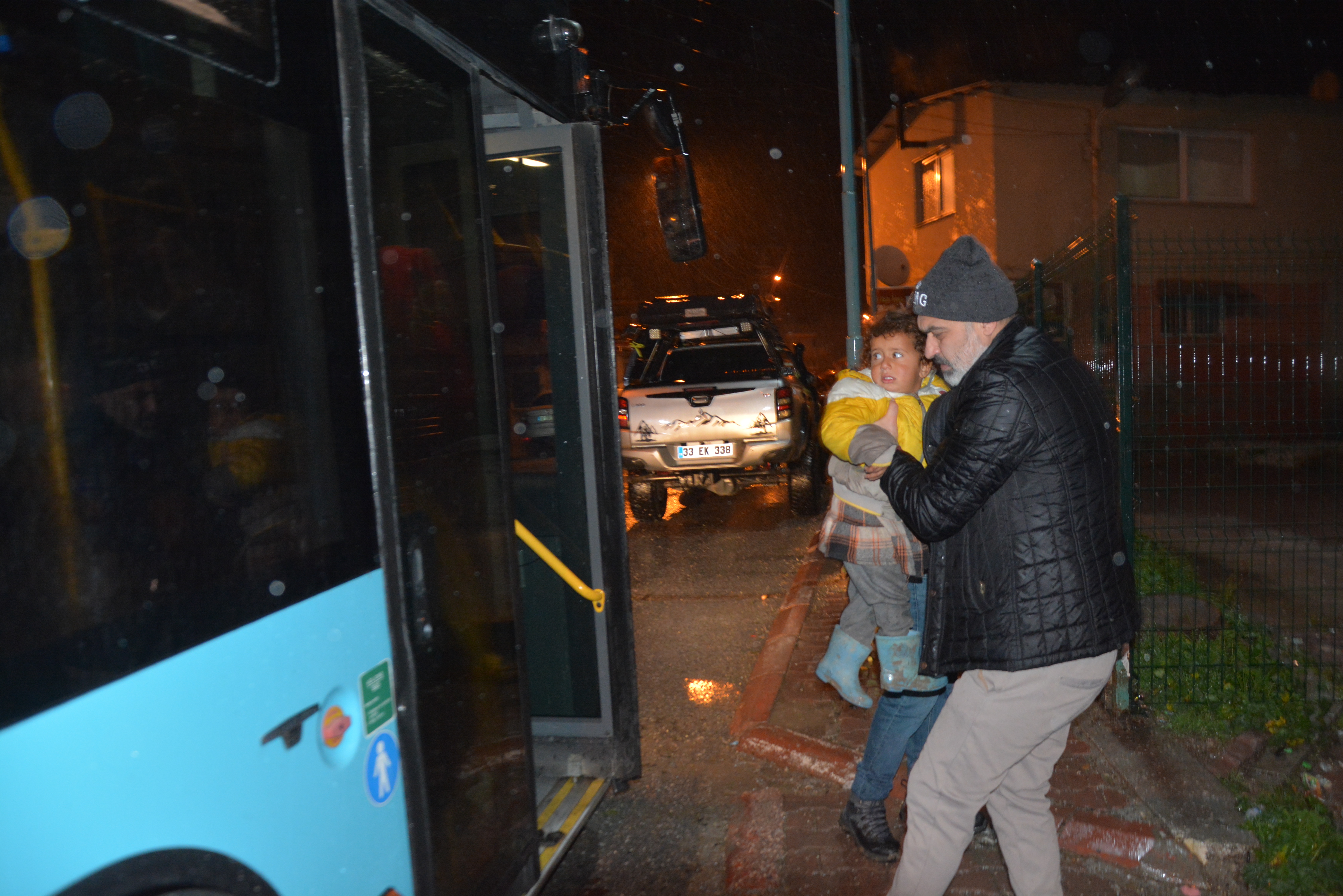 SU BASKINI YÜZÜNDEN MAHSUR KALAN TARIM İŞÇİLERİ BÜYÜKŞEHİR TARAFINDAN TAHLİYE EDİLDİ