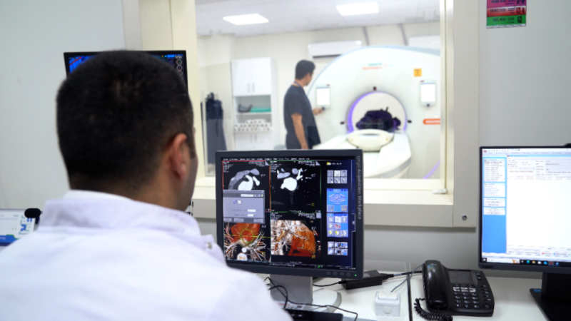 MERSİN ÜNİVERSİTESİ HASTANESİNDE YENİ NESİL TOMOGRAFİ CİHAZI HİZMETE GİRDİ