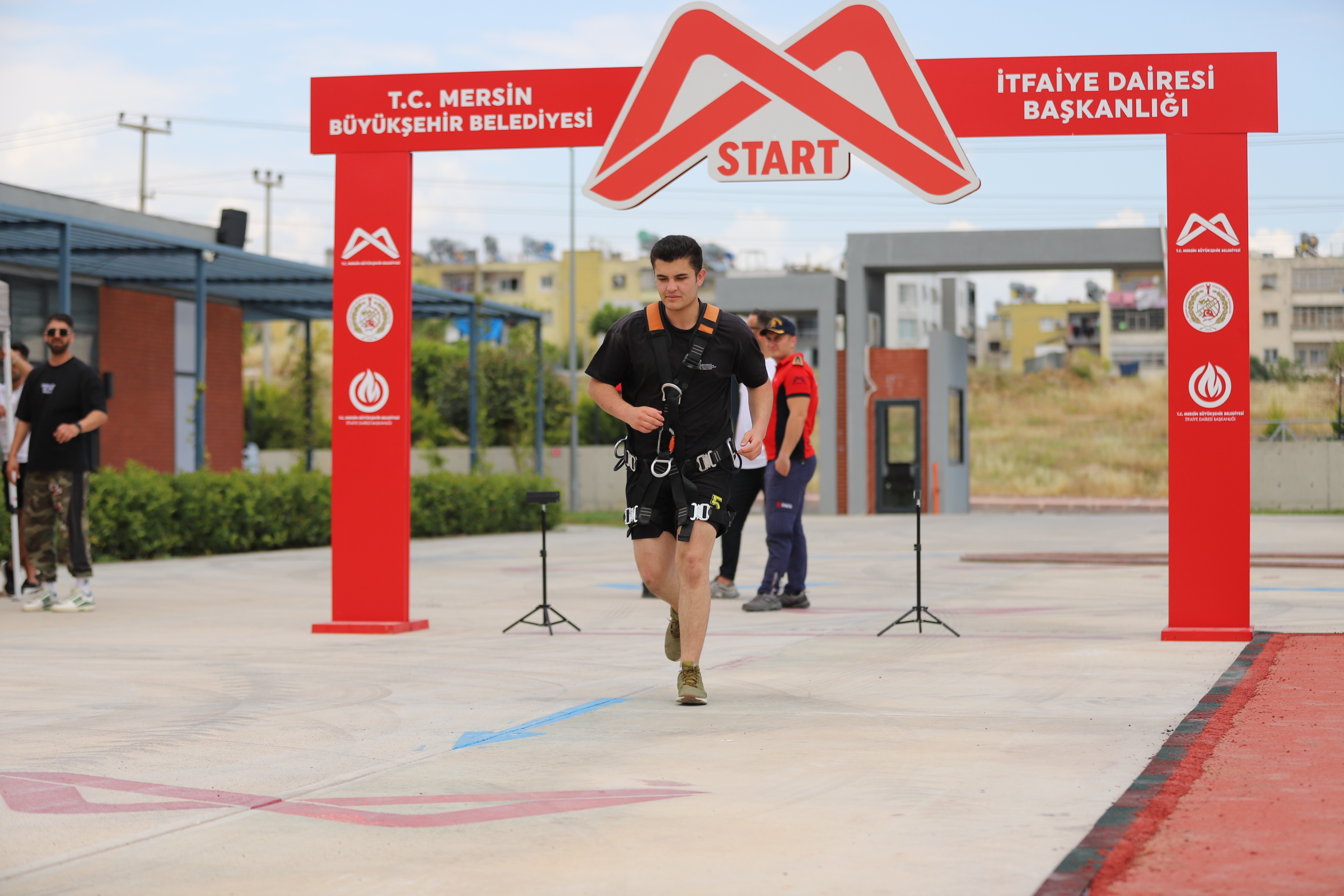 İTFAİYE ERİ ADAYLARI PARKUR SINAVINA HAZIRLANIYOR